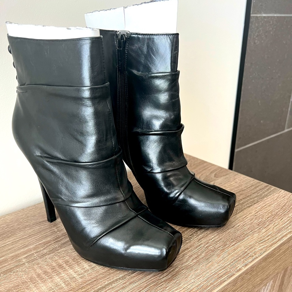 Nine West NWWHOTFUZZ black ruched bootie, Size 8.5